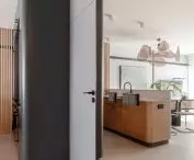 Mirror in the hallway optically enlarges the interior