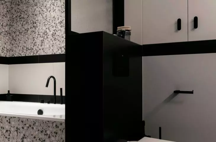 toaleta wkomponowana jest w ściankę oddzielającą strefę SPA od reszty łazienki