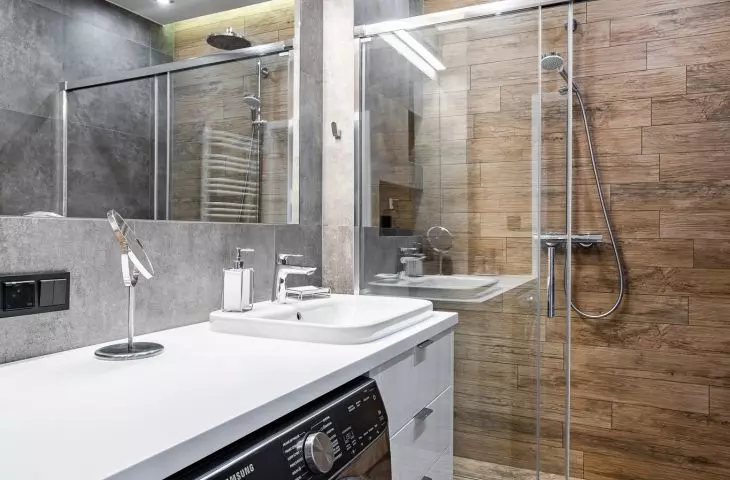 Tiles imitating wood and concrete
