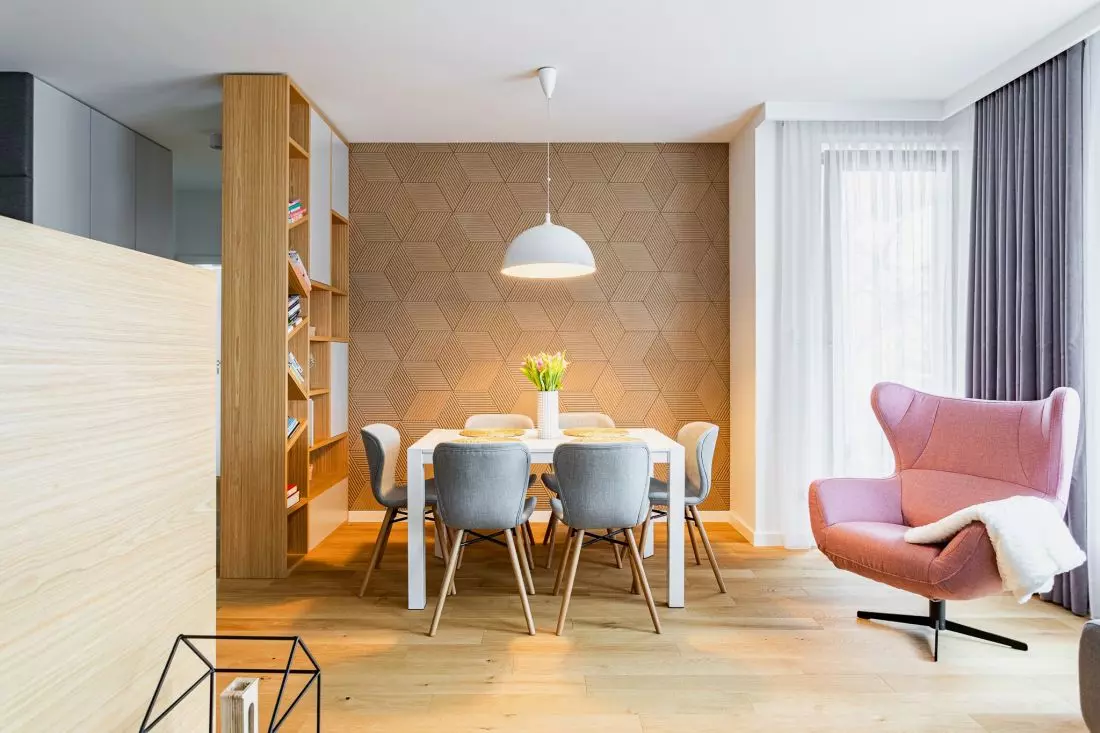 Salon z różowym
fotelem