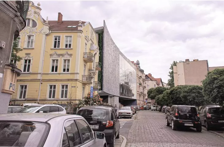 Budynek domyka pierzeję ulicy Różanej