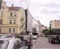 Budynek domyka pierzeję ulicy Różanej