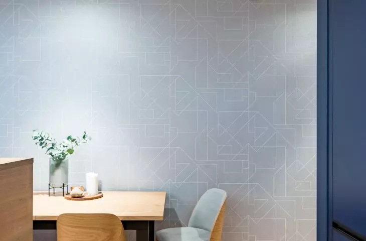 Geometric wallpaper in the dining room