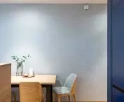 Geometric wallpaper in the dining room