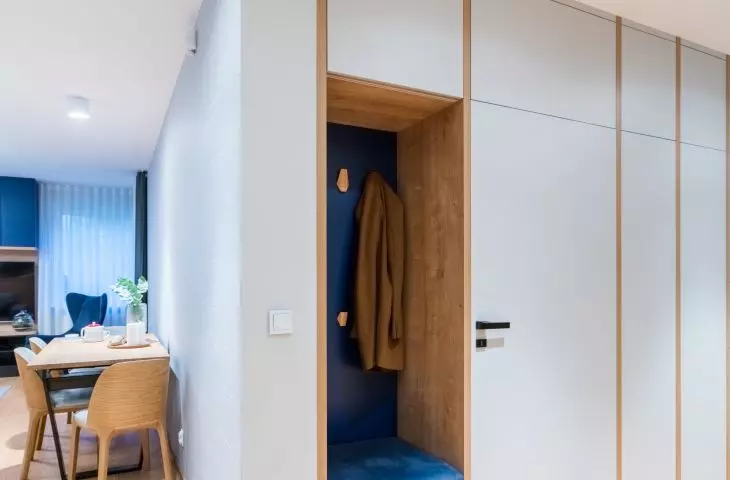 The built-in system accommodates a closet and a seat