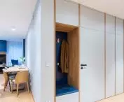 The built-in system accommodates a closet and a seat
