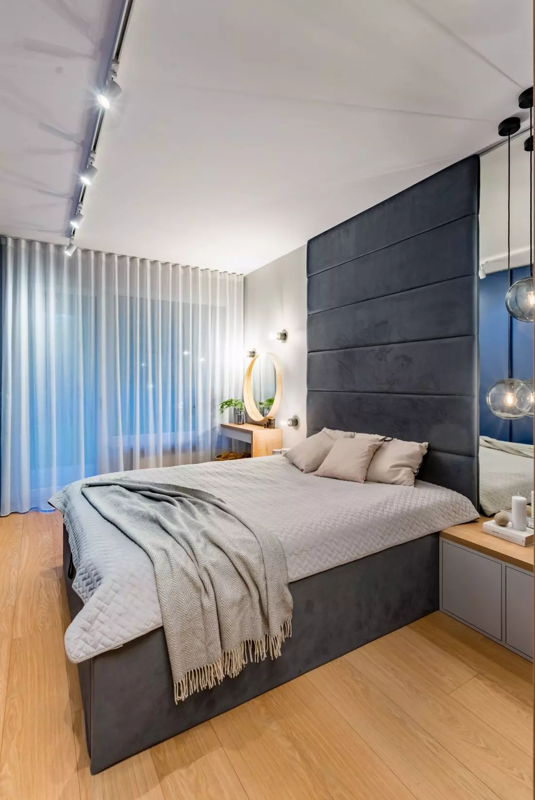 Wnętrze sypialni przypomina
pokój hotelowy