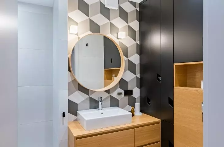 Strong motifs in the bathroom