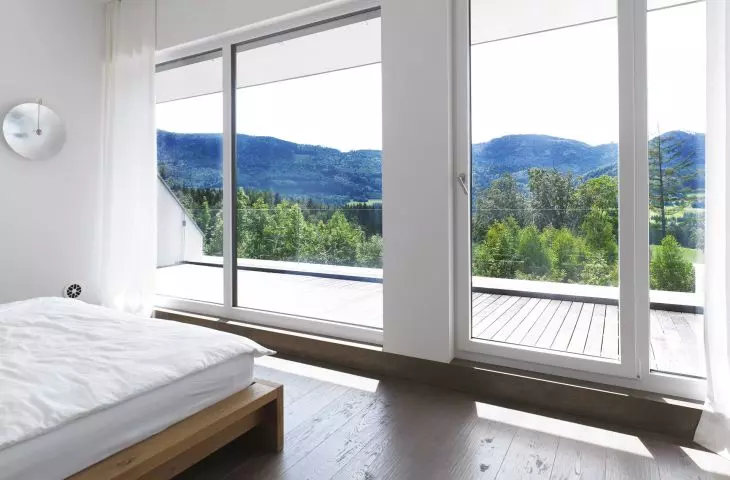 Large format windows overlooking nature.