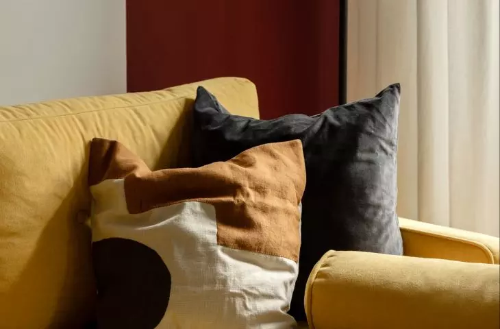 żółta sofa