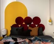 geometryczny zagłówek łóżka