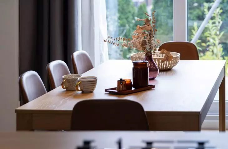 Widok z kuchni na jadalnię