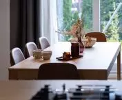 Widok z kuchni na jadalnię