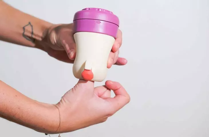 Emanui (pierwsze na świecie urządzenie do czyszczenia kubeczków menstruacyjnych) 
