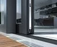 Próg zero milimetrów w drzwiach przesuwnych z PVC-U Schüco LivIngSlide 