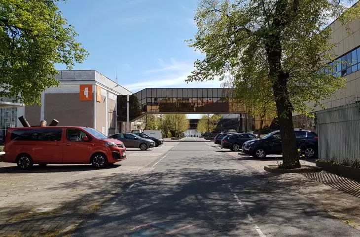 Jedna z bardziej zielonych przestrzeni MTP miedzy pawilonami 4 i 5. 
