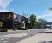 Niektóre łączniki między pawilonami zrealizowano w parterze (z przejazdami bramnymi). 