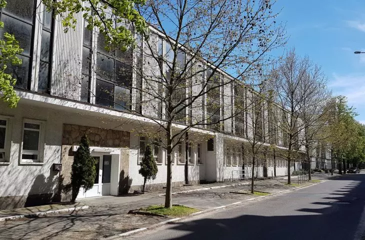 The elevation of one of the partially preserved modernist pavilions (No. 6) as seen from Sniadeckich Street.