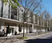 Elewacja jednego z częściowo zachowanych modernistycznych pawilonów (nr 6) widoczna od ul. Śniadeckich.