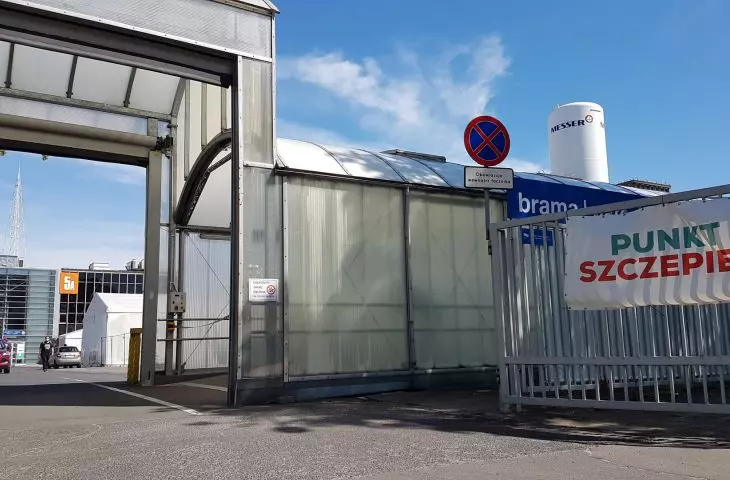 The crossing gate in one of the connectors on the Sniadeckich Street side is now the entrance to the temporary hospital site.