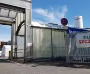 Brama przejazdowa w jednym z łączników od strony ul. Śniadeckich to obecnie wjazd na teren tymczasowego szpitala.