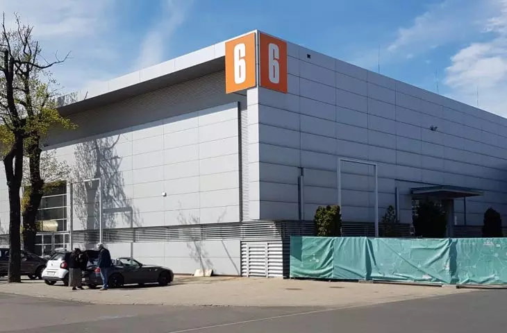 Nowa część pawilonu 6 o utylitarnej formie, w duchu, który zaczął dominować na MTP w ostatniej dekadzie (proj. Studio ADS).