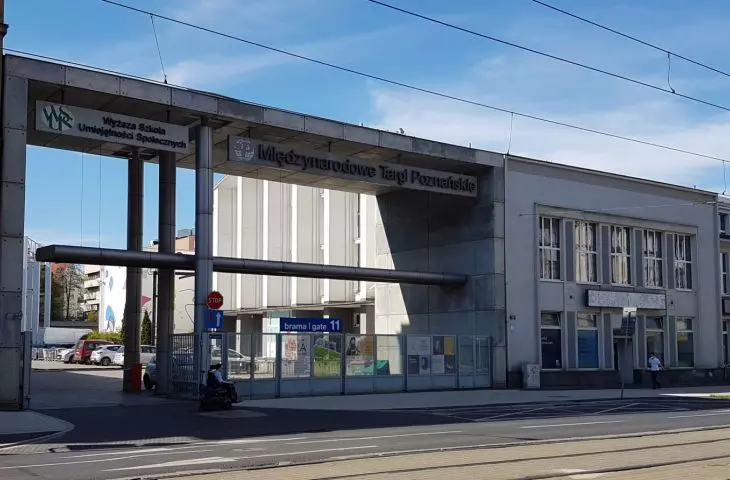 The entrance gate to the MTP grounds from Glogowska Street (designed by Studio ADS).