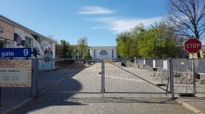 Wejście na teren Targów naprzeciw budynku dworca zachodniego. 