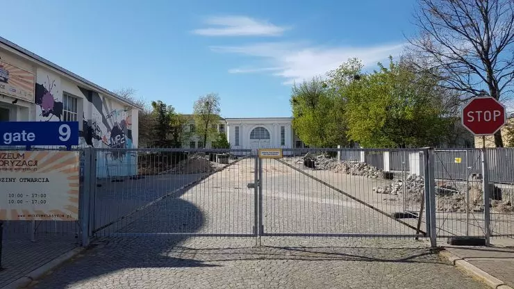 Wejście na teren Targów naprzeciw budynku dworca zachodniego. 