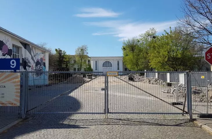 Entrance to the Fairgrounds opposite the Western Station building. 
