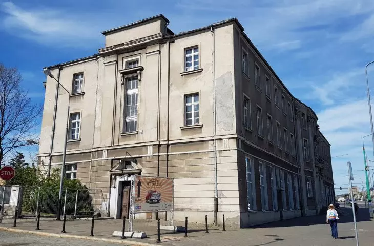 Neo-Baroque administrative building (1924, designed by Stefan Cybichowski) on Glogowska Street next to the entrance to the planned arcade