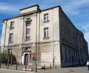 Neobarokowy gmach administracyjny (1924, proj. Stefan Cybichowski) przy ul. Głogowskiej obok wejścia na planowany pasaż