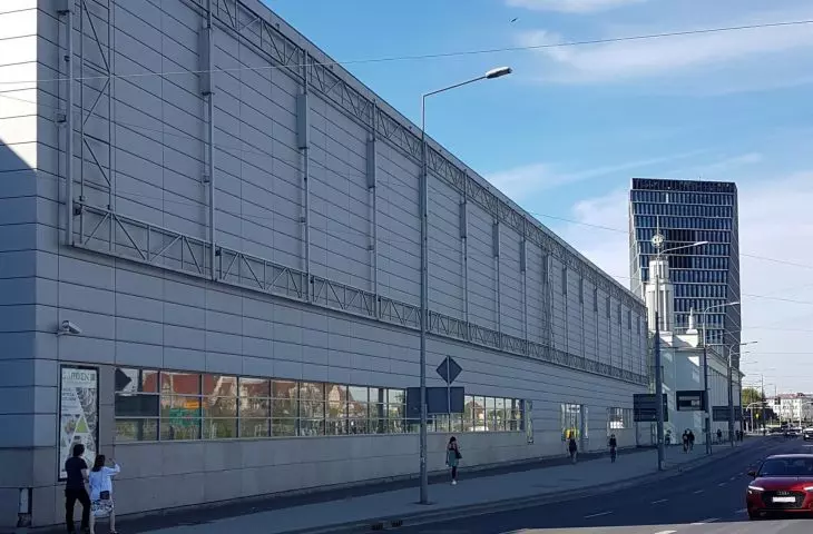 Facade of pavilion 3 from Bukowska Street (designed by Studio ADS), with the tower of the representative building in the background against the background of the Bałtyk office building. 