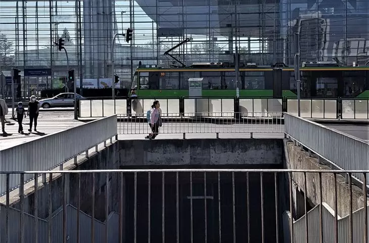 Ślad jednej z nieudanych prób połączenia terenów dworca z targami. 