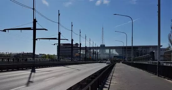 Widok na główne wejście na MTP (proj. Studio ADS) z&nbsp;Mostu Dworcowego.