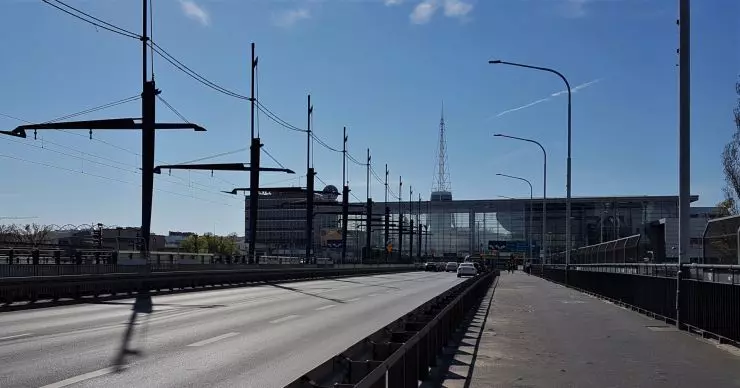 Widok na główne wejście na MTP (proj. Studio ADS) z&nbsp;Mostu Dworcowego.