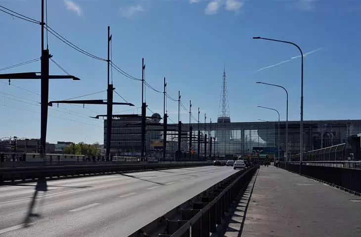 Widok na główne wejście na MTP (proj. Studio ADS) z Mostu Dworcowego.