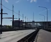 Widok na główne wejście na MTP (proj. Studio ADS) z Mostu Dworcowego.