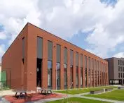 Budynek zawiera pełnowymiarową salę sportową