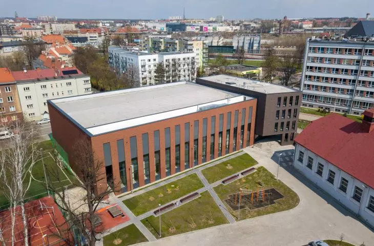 Na terenie szkoły znajdują się też boiska zewnętrzne
