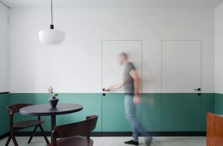 A distinctive green belt in the kitchen