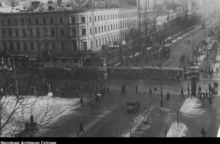 A pre-war view of the avenue