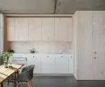 Drewniany kubik tworzy kuchnię