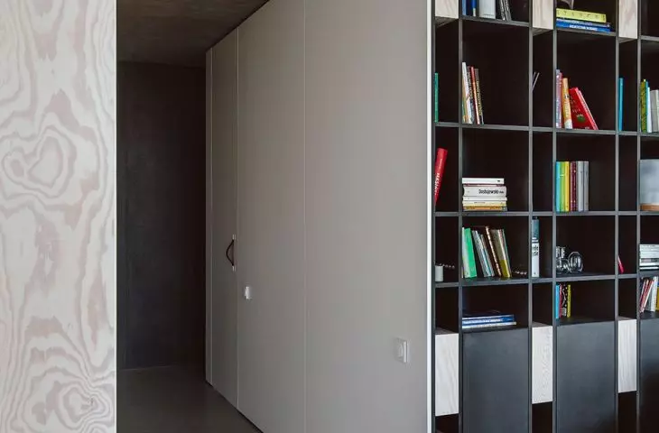Biały kubik to m.in. sypialnia i biblioteczka
