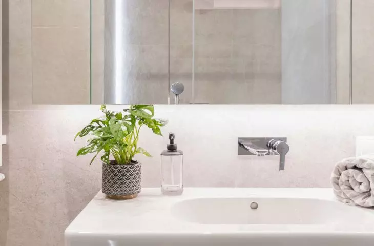 Bright bathroom and discreet fixtures