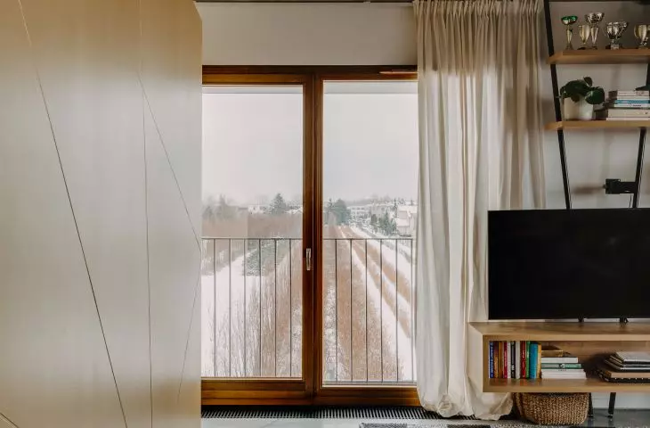 golden solid between raw ceiling and floor