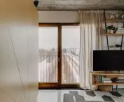 złota bryła między surowymi sufitem i podłogą
