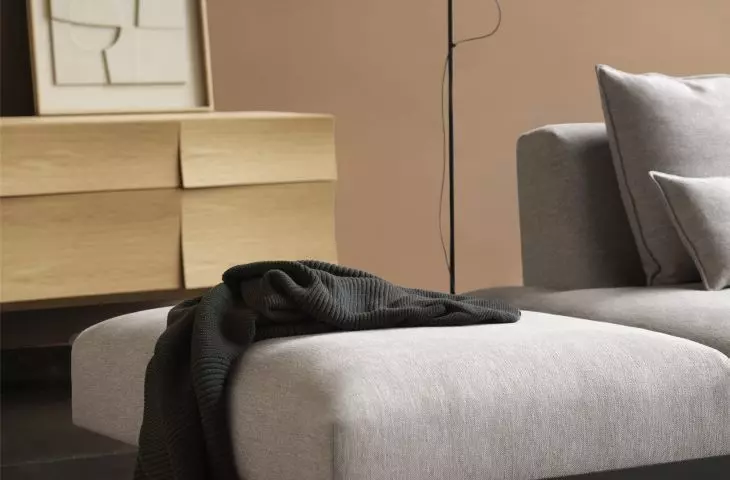 Biała sofa In Situ marki Muuto