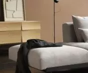 Biała sofa In Situ marki Muuto