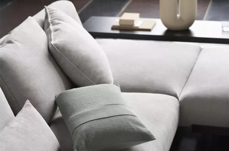 Biała sofa In Situ marki Muuto